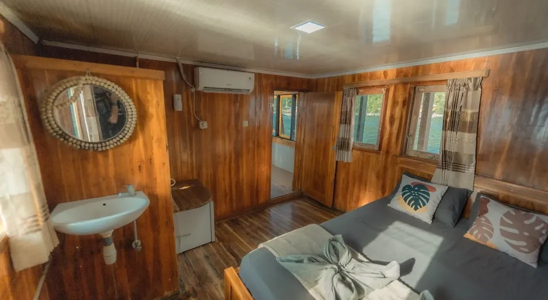 Master Ocean Cabin Almadira Phinisi | Komodo Luxury