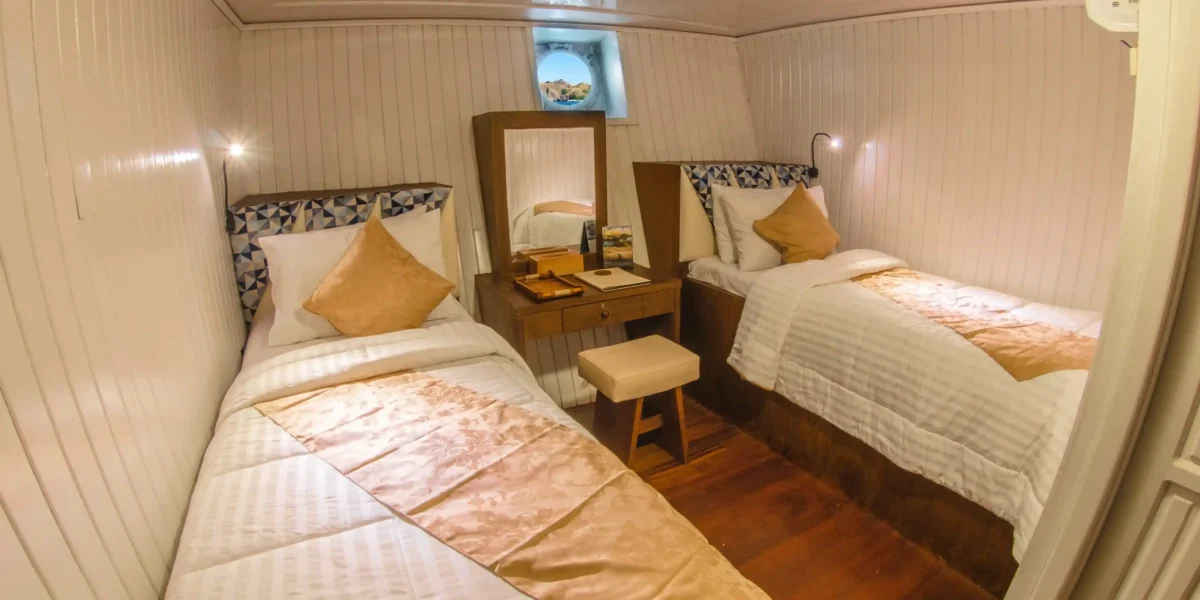 Lower Deck Room | Twin Bed on Cheng Ho phinisi | Komodo Tour | Komodo Luxury