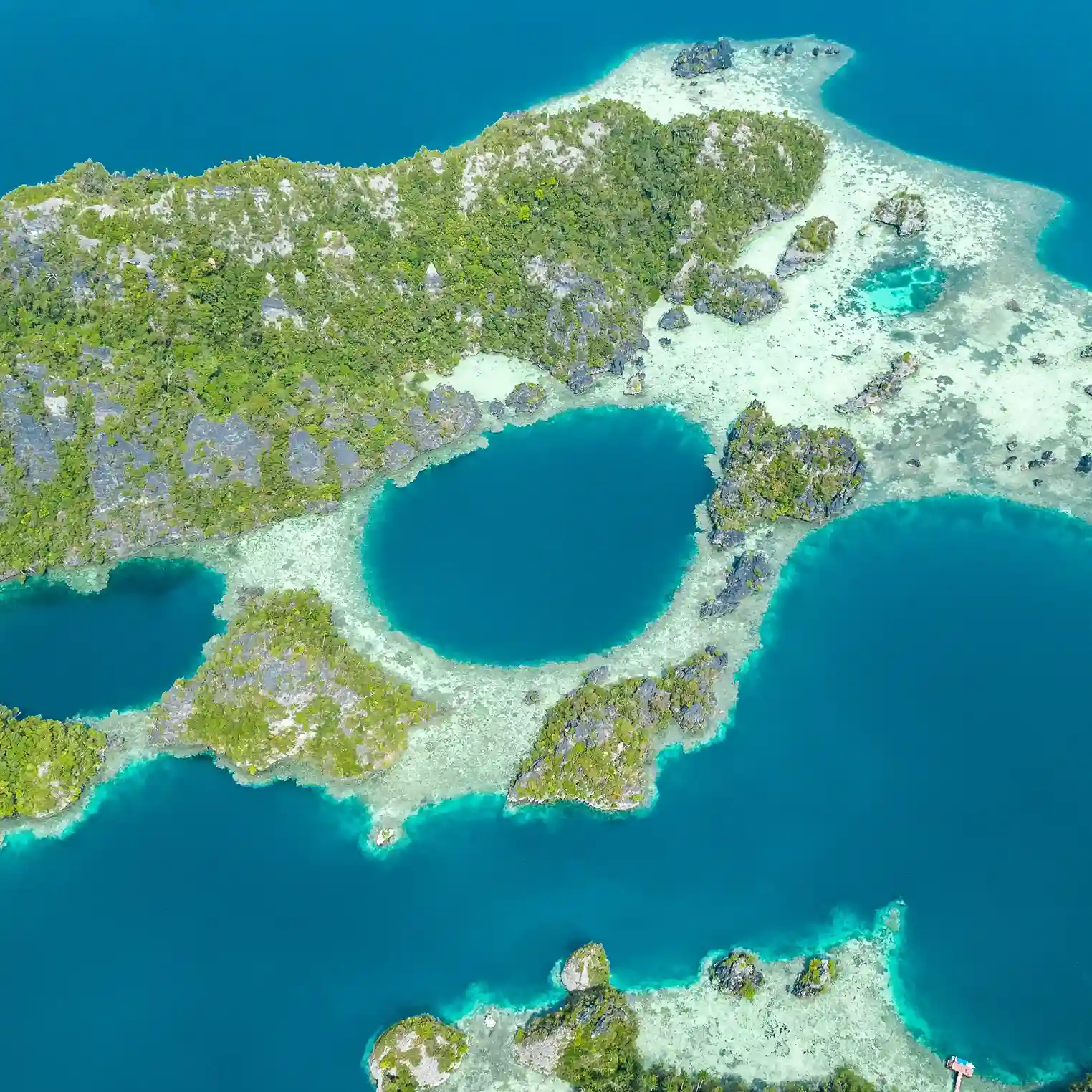 Harfat | Raja Ampat Tour Packgaes | Komodo Luxury