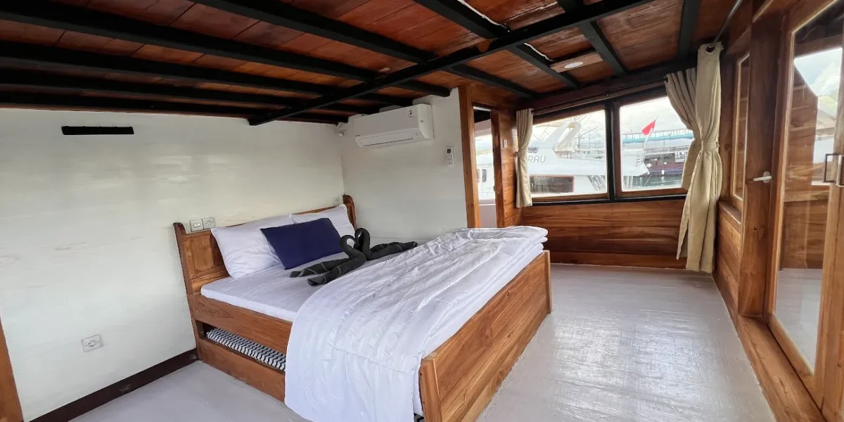 Royal Master Cabin Flores Utama Phinisi | Komodo Luxury